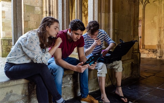 Drie deelnemers die een puzzel proberen op te lossen
