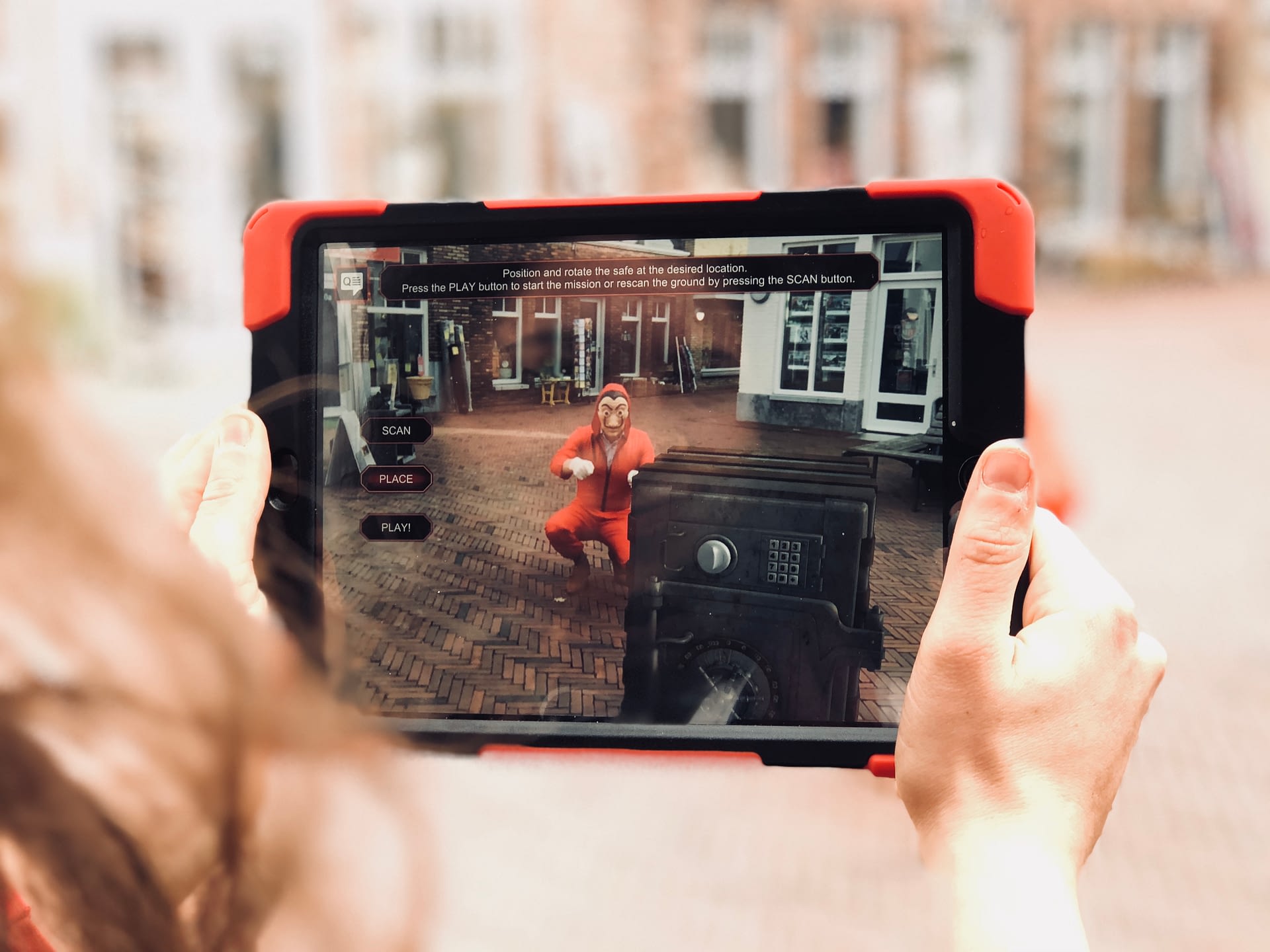 Deelnemers voeren een Augmented Reality opdracht uit met de iPad