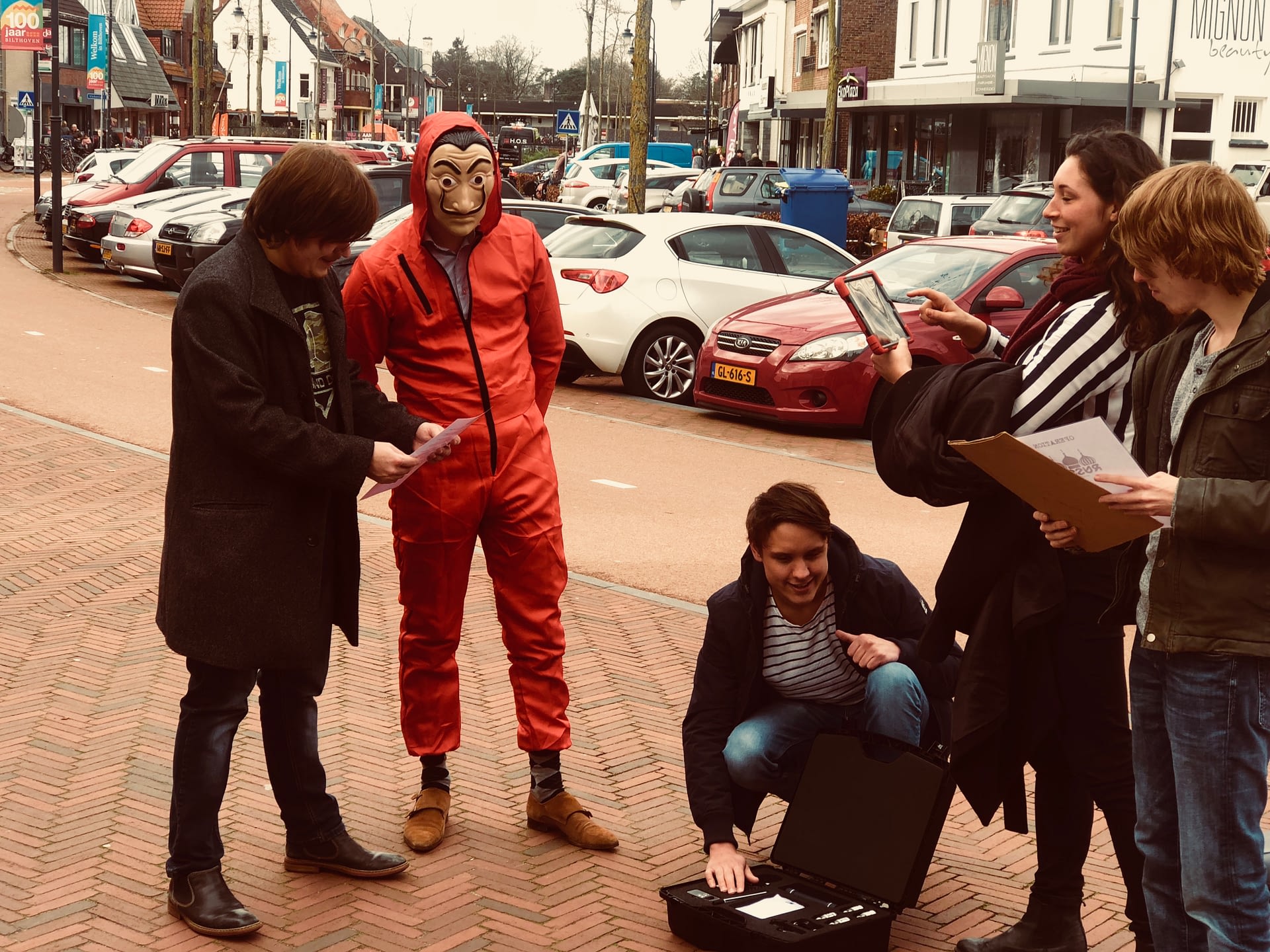 deelnemers bespreken een opdracht